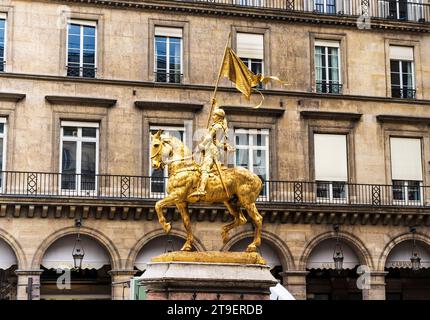 Vergoldete Bronzestatue von Jeanne d'Arc von Emmanuel Frémiet, errichtet Ende des 19. Jahrhunderts, am Place des Pyramides, 1. Arrondissement, Paris Stockfoto