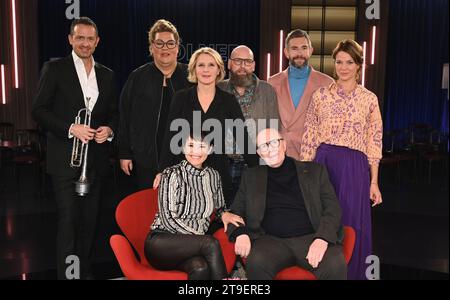 Köln, Deutschland. November 2023. Jazzmusiker Till Brönner, l-r, Komikerin Ilka Bessin, Moderatorin Susan Link, Marc Franke, Moderatorin Micky Beisenherz, Schauspielerin Jessica Schwarz, vor L-r sitzend, Entertainerin Francine Jordi und Fußballmanagerin reiner Calmund als Gäste der WDR Talkshow Kölner Treff Credit: Horst Galuschka/dpa/Horst Galuschka dpa/Alamy Live News Stockfoto