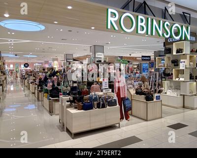 Bangkok, Thailand - 18. November 2023: Innenraum des Robinson Handtaschen-Kaufhauses in einem Einkaufszentrum in Bangkok, Thailand. Stockfoto