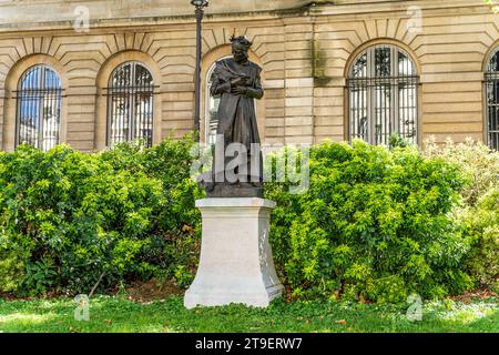 Bronzestatue des italienischen Dichters Dante Alighieri von Jean-Paul Aubé, errichtet Ende des 19. Jahrhunderts auf dem Platz Michel-Foucault, 5. Arrondissement, Paris Stockfoto