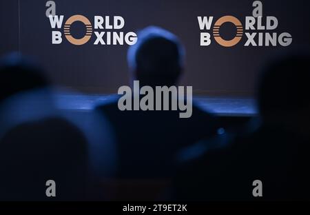 25. November 2023, Hessen, Frankfurt/Main: Delegierte sitzen auf dem Gründungskongress des neuen World Boxing Association vor dem Logo des Vereins. Im Kampf um die Zukunft des Olympischen Boxens will der neue internationale Verband die skandalträchtige IBA ersetzen. Auf dem Kongress wird auch ein neues Präsidium gewählt. Foto: Arne Dedert/dpa Stockfoto