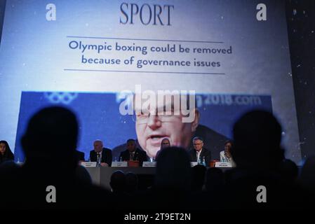 25. November 2023, Hessen, Frankfurt/Main: Auf dem Gründungskongress der neuen World Boxing Association wird auf einer Videowand eine Schlagzeile mit dem Foto des IOC-Präsidenten Thomas Bach gezeigt. Im Kampf um die Zukunft des Olympischen Boxens will die neue internationale Föderation die skandalgeplagte IBA ersetzen. Auf dem Kongress wird auch ein neues Präsidium gewählt. Foto: Arne Dedert/dpa Stockfoto