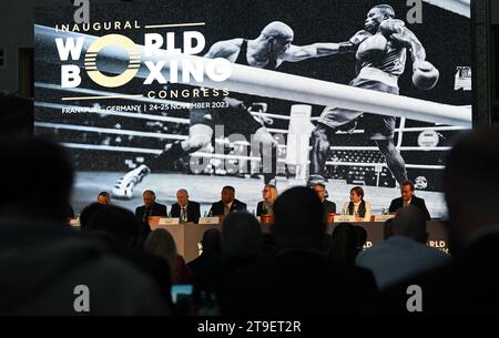 25. November 2023, Hessen, Frankfurt/Main: Delegierte und das Interimspräsidium haben sich zum Gründungskongress des neuen World Boxing Association versammelt. Im Kampf um die Zukunft des Olympischen Boxens will der neue internationale Verband die skandalträchtige IBA ersetzen. Auf dem Kongress wird auch ein neues Präsidium gewählt. Foto: Arne Dedert/dpa Stockfoto