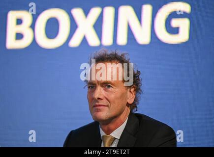 25. November 2023, Hessen, Frankfurt/Main: Boris van der Vorst, Kandidat für das Amt des Präsidenten, sitzt auf dem Gründungskongress der neuen World Boxing Association vor dem Wort „Boxing“. Im Kampf um die Zukunft des Olympischen Boxens will der neue internationale Verband die skandalträchtige IBA ersetzen. Auf dem Kongress wird auch ein neues Präsidium gewählt. Foto: Arne Dedert/dpa Stockfoto