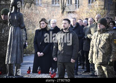 Kiew, Ukraine. November 2023. Der ukrainische Präsident Wolodymyr Zelenski (Mitte), seine Frau Olena Zelenska (links) und die politischen Führer des Landes würdigen die Opfer der Hungersnot von 1932 bis 1933 in Kiew, Ukraine, am 25. November 2023. Quelle: Kupec Petr/CTK Photo/Alamy Live News Stockfoto