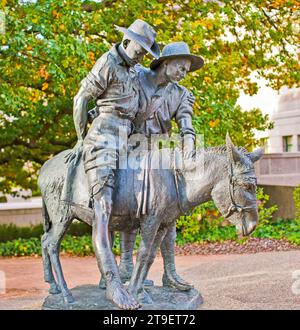 Canberra, ACT. Australien - 21. Mai 2009 : :Simpson and his Esel, 1915' Skulptur des Privatmannes John Simpson Kirkpatrick, der einem verwundeten Soldaten hilft. Stockfoto