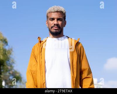 Porträt eines jungen Afroamerikaners, der in einer Stadt Stadtkleidung trägt Stockfoto