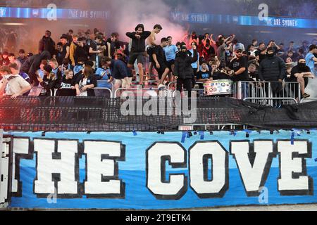 Sydney, Australien. November 2023. Sydney FC Fans beim Isuzu UTE, Einem Ligaspiels zwischen Sydney FC und Western Sydney Wanderers im Allianz Stadium, Sydney, Australien am 25. November 2023. Foto von Peter Dovgan. Nur redaktionelle Verwendung, Lizenz für kommerzielle Nutzung erforderlich. Keine Verwendung bei Wetten, Spielen oder Publikationen eines einzelnen Clubs/einer Liga/eines Spielers. Quelle: UK Sports Pics Ltd/Alamy Live News Stockfoto