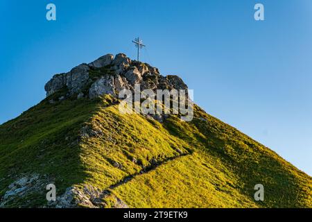 Anspruchsvolle Bergtour über den Klettersteig Mindelheim vom Mittelberg Kleinwalsertal in den Allgauer Alpen Stockfoto