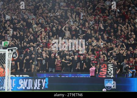 Sydney, Australien. November 2023. Die Fans der Western Sydney Wanderers beim Isuzu UTE, Einem Ligaspiels zwischen Sydney FC und Western Sydney Wanderers im Allianz Stadium, Sydney, Australien, am 25. November 2023. Foto von Peter Dovgan. Nur redaktionelle Verwendung, Lizenz für kommerzielle Nutzung erforderlich. Keine Verwendung bei Wetten, Spielen oder Publikationen eines einzelnen Clubs/einer Liga/eines Spielers. Quelle: UK Sports Pics Ltd/Alamy Live News Stockfoto