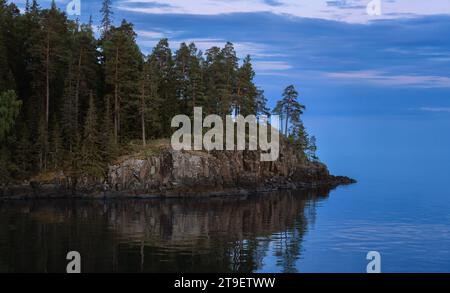 Das felsige Ufer von Valaam Island am Lake Ladoga bei weißer Nacht Stockfoto