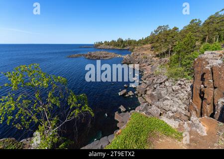 Valaam Island, felsige Küste und Pinien wachsen darauf Stockfoto