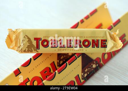 KIEW, UKRAINE - 31. OKTOBER 2023 gelbe Toblerone Schokoladenriegel. Toblerone entstand um 1908 in der Schweiz und wurde von Theodor Tobler gegründet Stockfoto