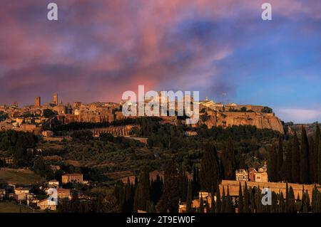 Orvieto, Umbrien, Italien, bei Sonnenlicht am frühen Abend, mit der markanten Westfront der Kathedrale, dem Dom von Santa Maria Assunta, der die Sonnenstrahlen einfängt. Stockfoto