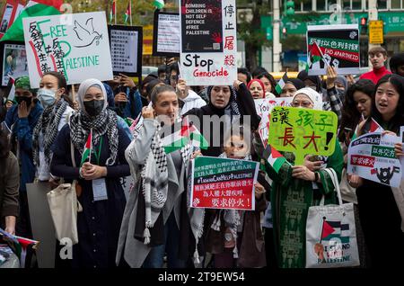 Demonstration, in der die taiwanesische Regierung während eines Protestes in Taipeh zu diplomatischen Maßnahmen im palästinensisch-israelischen Konflikt aufgefordert wird, Taiwan am 11/2023 rufen Demonstranten den sofortigen Waffenstillstand und die Einstellung Israels der illegalen Besatzung und der Apartheidspraktiken auf die Versammlung unterstreicht die Dringlichkeit von Maßnahmen und die Verantwortung der internationalen Gemeinschaft angesichts der anhaltenden palästinensischen Notlage. Banner und Slogans „Taiwan kann Palästina helfen“, „Waffenruhe Now und „Free Palestine spiegeln Solidarität und eine Forderung nach globaler Rechenschaftspflicht wider. Von Wiktor Dabkowski Stockfoto