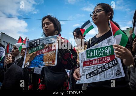 Demonstration, in der die taiwanesische Regierung während eines Protestes in Taipeh zu diplomatischen Maßnahmen im palästinensisch-israelischen Konflikt aufgefordert wird, Taiwan am 11/2023 rufen Demonstranten den sofortigen Waffenstillstand und die Einstellung Israels der illegalen Besatzung und der Apartheidspraktiken auf die Versammlung unterstreicht die Dringlichkeit von Maßnahmen und die Verantwortung der internationalen Gemeinschaft angesichts der anhaltenden palästinensischen Notlage. Banner und Slogans „Taiwan kann Palästina helfen“, „Waffenruhe Now und „Free Palestine spiegeln Solidarität und eine Forderung nach globaler Rechenschaftspflicht wider. Von Wiktor Dabkowski Stockfoto