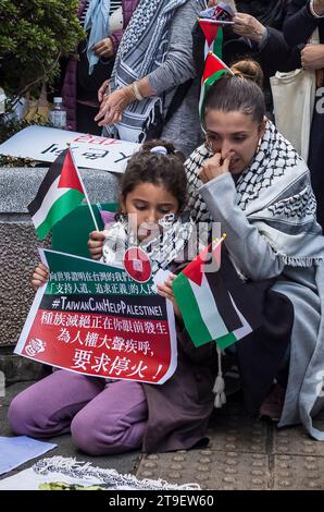 Demonstration, in der die taiwanesische Regierung während eines Protestes in Taipeh zu diplomatischen Maßnahmen im palästinensisch-israelischen Konflikt aufgefordert wird, Taiwan am 11/2023 rufen Demonstranten den sofortigen Waffenstillstand und die Einstellung Israels der illegalen Besatzung und der Apartheidspraktiken auf die Versammlung unterstreicht die Dringlichkeit von Maßnahmen und die Verantwortung der internationalen Gemeinschaft angesichts der anhaltenden palästinensischen Notlage. Banner und Slogans „Taiwan kann Palästina helfen“, „Waffenruhe Now und „Free Palestine spiegeln Solidarität und eine Forderung nach globaler Rechenschaftspflicht wider. Von Wiktor Dabkowski Stockfoto