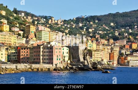 Die bunten Häuser von Camogli vom Meer aus gesehen Stockfoto