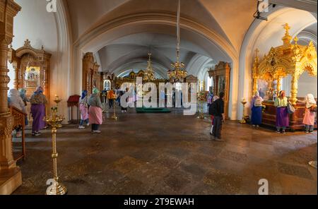 Touristen besuchen die Hauptkathedrale des Klosters von Valaam Island im Ladoga-See Stockfoto