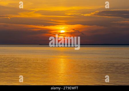 Ein farbenfroher Sonnenuntergang reflektiert sich auf einem ruhigen und ruhigen Bristol Kanal Stockfoto