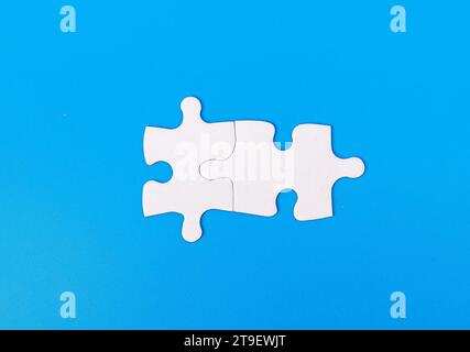 Zwei Puzzleteile miteinander verbunden, aufeinander abgestimmt, verbunden Stockfoto