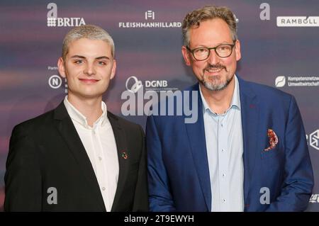 Fabian Grischkat und Eckart von Hirschhausen bei der Verleihung des 16. Deutsche Nachhaltigkeitspreise 2023 im Maritim Hotel. Düsseldorf, 24.11.2023 *** Fabian Grischkat und Eckart von Hirschhausen bei der Verleihung des 16 Deutschen Nachhaltigkeitspreises 2023 im Maritim Hotel Düsseldorf, 24 11 2023 Foto:XR.xSchmiegeltx/xFuturexImagex nachhaltigkeitspreis 3209 Credit: Imago/Alamy Live News Stockfoto