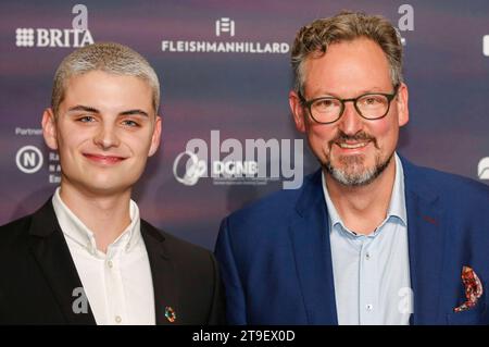 Fabian Grischkat und Eckart von Hirschhausen bei der Verleihung des 16. Deutsche Nachhaltigkeitspreise 2023 im Maritim Hotel. Düsseldorf, 24.11.2023 *** Fabian Grischkat und Eckart von Hirschhausen bei der Verleihung des 16 Deutschen Nachhaltigkeitspreises 2023 im Maritim Hotel Düsseldorf, 24 11 2023 Foto:XR.xSchmiegeltx/xFuturexImagex nachhaltigkeitspreis 3210 Credit: Imago/Alamy Live News Stockfoto