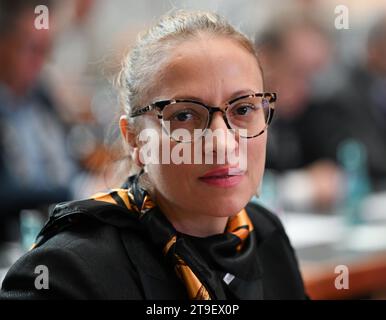 25. November 2023, Hessen, Frankfurt/Main: Elise Seignolle aus den USA, Kandidatin für das Amt des Präsidenten, nimmt am Gründungskongress der neuen World Boxing Association Teil. Im Kampf um die Zukunft des Olympischen Boxens will der neue internationale Verband die skandalträchtige IBA ersetzen. Auf dem Kongress wird auch ein neues Präsidium gewählt. Foto: Arne Dedert/dpa Stockfoto