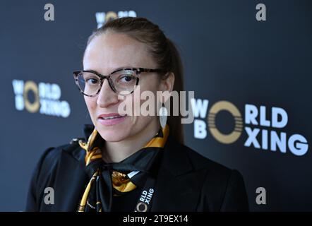 25. November 2023, Hessen, Frankfurt/Main: Elise Seignolle aus den USA, Kandidatin für das Amt des Präsidenten, nimmt am Gründungskongress der neuen World Boxing Association Teil. Im Kampf um die Zukunft des Olympischen Boxens will der neue internationale Verband die skandalträchtige IBA ersetzen. Auf dem Kongress wird auch ein neues Präsidium gewählt. Foto: Arne Dedert/dpa Stockfoto