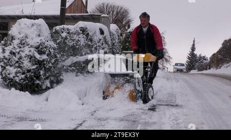 Schneesturm, Wintergewitter und viel Neuschnee über Nacht. Der Winter zeigt seit Freitagabend seine Zähne. Intensive Schneefälle trafen das Erzgebirge zum Glück erst am späten Abend, so das große Chaos auf den Straßen ausbleiben. Am Samstag erwachte das Erzgebirge aber in einem Winterwunderland. Alles war tief verschneit. Bis auf 400 Meter herab war alles weiß. Drohnenaufnahmen zeigen Annaberg-Buchholz tiefwinterlich. Etwas höher viel noch mehr Schnee. In Bärenstein gibt es gute 20 cm Neuschnee in den letzten 24 Stunden. Da lohnt es sich auch endlich die Schneefräse heraus zu holen. Gehwe Stockfoto