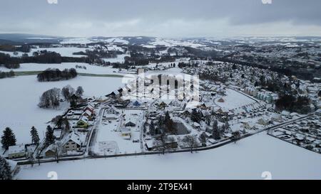 Schneesturm, Wintergewitter und viel Neuschnee über Nacht. Der Winter zeigt seit Freitagabend seine Zähne. Intensive Schneefälle trafen das Erzgebirge zum Glück erst am späten Abend, so das große Chaos auf den Straßen ausbleiben. Am Samstag erwachte das Erzgebirge aber in einem Winterwunderland. Alles war tief verschneit. Bis auf 400 Meter herab war alles weiß. Drohnenaufnahmen zeigen Annaberg-Buchholz tiefwinterlich. Etwas höher viel noch mehr Schnee. In Bärenstein gibt es gute 20 cm Neuschnee in den letzten 24 Stunden. Da lohnt es sich auch endlich die Schneefräse heraus zu holen. Gehwe Stockfoto