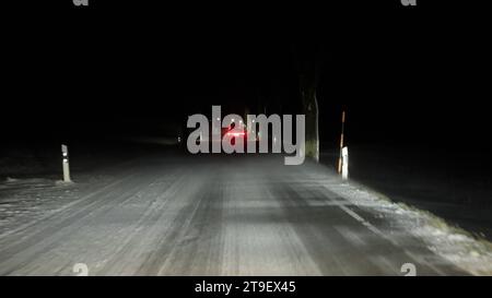 Schneesturm, Wintergewitter und viel Neuschnee über Nacht. Der Winter zeigt seit Freitagabend seine Zähne. Intensive Schneefälle trafen das Erzgebirge zum Glück erst am späten Abend, so das große Chaos auf den Straßen ausbleiben. Am Samstag erwachte das Erzgebirge aber in einem Winterwunderland. Alles war tief verschneit. Bis auf 400 Meter herab war alles weiß. Drohnenaufnahmen zeigen Annaberg-Buchholz tiefwinterlich. Etwas höher viel noch mehr Schnee. In Bärenstein gibt es gute 20 cm Neuschnee in den letzten 24 Stunden. Da lohnt es sich auch endlich die Schneefräse heraus zu holen. Gehwe Stockfoto