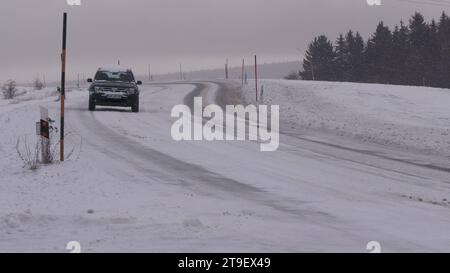 Schneesturm, Wintergewitter und viel Neuschnee über Nacht. Der Winter zeigt seit Freitagabend seine Zähne. Intensive Schneefälle trafen das Erzgebirge zum Glück erst am späten Abend, so das große Chaos auf den Straßen ausbleiben. Am Samstag erwachte das Erzgebirge aber in einem Winterwunderland. Alles war tief verschneit. Bis auf 400 Meter herab war alles weiß. Drohnenaufnahmen zeigen Annaberg-Buchholz tiefwinterlich. Etwas höher viel noch mehr Schnee. In Bärenstein gibt es gute 20 cm Neuschnee in den letzten 24 Stunden. Da lohnt es sich auch endlich die Schneefräse heraus zu holen. Gehwe Stockfoto