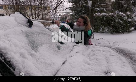 Schneesturm, Wintergewitter und viel Neuschnee über Nacht. Der Winter zeigt seit Freitagabend seine Zähne. Intensive Schneefälle trafen das Erzgebirge zum Glück erst am späten Abend, so das große Chaos auf den Straßen ausbleiben. Am Samstag erwachte das Erzgebirge aber in einem Winterwunderland. Alles war tief verschneit. Bis auf 400 Meter herab war alles weiß. Drohnenaufnahmen zeigen Annaberg-Buchholz tiefwinterlich. Etwas höher viel noch mehr Schnee. In Bärenstein gibt es gute 20 cm Neuschnee in den letzten 24 Stunden. Da lohnt es sich auch endlich die Schneefräse heraus zu holen. Gehwe Stockfoto