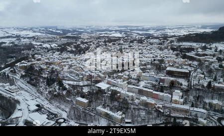 Schneesturm, Wintergewitter und viel Neuschnee über Nacht. Der Winter zeigt seit Freitagabend seine Zähne. Intensive Schneefälle trafen das Erzgebirge zum Glück erst am späten Abend, so das große Chaos auf den Straßen ausbleiben. Am Samstag erwachte das Erzgebirge aber in einem Winterwunderland. Alles war tief verschneit. Bis auf 400 Meter herab war alles weiß. Drohnenaufnahmen zeigen Annaberg-Buchholz tiefwinterlich. Etwas höher viel noch mehr Schnee. In Bärenstein gibt es gute 20 cm Neuschnee in den letzten 24 Stunden. Da lohnt es sich auch endlich die Schneefräse heraus zu holen. Gehwe Stockfoto