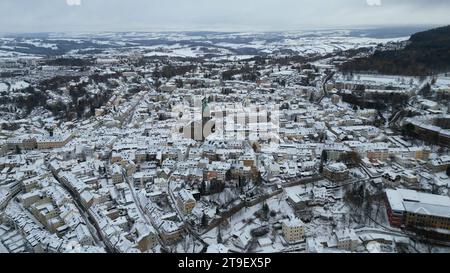 Schneesturm, Wintergewitter und viel Neuschnee über Nacht. Der Winter zeigt seit Freitagabend seine Zähne. Intensive Schneefälle trafen das Erzgebirge zum Glück erst am späten Abend, so das große Chaos auf den Straßen ausbleiben. Am Samstag erwachte das Erzgebirge aber in einem Winterwunderland. Alles war tief verschneit. Bis auf 400 Meter herab war alles weiß. Drohnenaufnahmen zeigen Annaberg-Buchholz tiefwinterlich. Etwas höher viel noch mehr Schnee. In Bärenstein gibt es gute 20 cm Neuschnee in den letzten 24 Stunden. Da lohnt es sich auch endlich die Schneefräse heraus zu holen. Gehwe Stockfoto