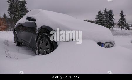 Schneesturm, Wintergewitter und viel Neuschnee über Nacht. Der Winter zeigt seit Freitagabend seine Zähne. Intensive Schneefälle trafen das Erzgebirge zum Glück erst am späten Abend, so das große Chaos auf den Straßen ausbleiben. Am Samstag erwachte das Erzgebirge aber in einem Winterwunderland. Alles war tief verschneit. Bis auf 400 Meter herab war alles weiß. Drohnenaufnahmen zeigen Annaberg-Buchholz tiefwinterlich. Etwas höher viel noch mehr Schnee. In Bärenstein gibt es gute 20 cm Neuschnee in den letzten 24 Stunden. Da lohnt es sich auch endlich die Schneefräse heraus zu holen. Gehwe Stockfoto