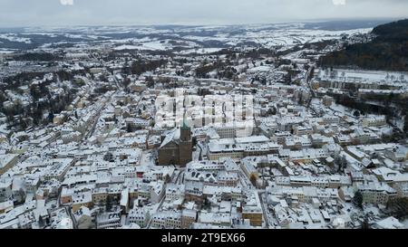 Schneesturm, Wintergewitter und viel Neuschnee über Nacht. Der Winter zeigt seit Freitagabend seine Zähne. Intensive Schneefälle trafen das Erzgebirge zum Glück erst am späten Abend, so das große Chaos auf den Straßen ausbleiben. Am Samstag erwachte das Erzgebirge aber in einem Winterwunderland. Alles war tief verschneit. Bis auf 400 Meter herab war alles weiß. Drohnenaufnahmen zeigen Annaberg-Buchholz tiefwinterlich. Etwas höher viel noch mehr Schnee. In Bärenstein gibt es gute 20 cm Neuschnee in den letzten 24 Stunden. Da lohnt es sich auch endlich die Schneefräse heraus zu holen. Gehwe Stockfoto