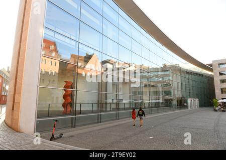 Nürnberg, Deutschland - 4. September 2019: Menschen in der Nähe des Neuen Museums Nürnberg im Zentrum von Nürnberg. Stockfoto