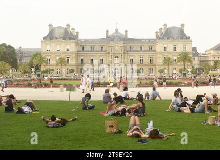 Paris, Frankreich - 27. August 2019: Ein Volk, das auf dem Rasen in den Jardin du Luxembourg in Paris ruht. Stockfoto