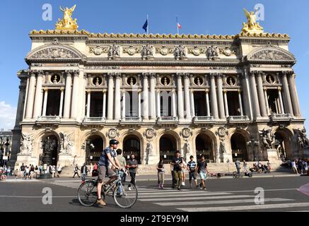 Paris, Frankreich - 31. August 2019: Menschen in der Nähe der Pariser Oper (Opéra national de Paris). Stockfoto