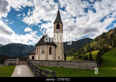 Die Kirche San Vito ist eine katholische Kirche in der Nähe des Pragser Lago. Pfarrkirche in der Vilage von San Vito im Pragser Tal. Stockfoto