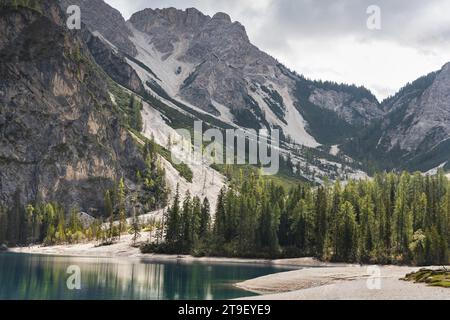 Wunderschöne Natur des Pragser Lago und atemberaubende felsige Berge der Prager Dolomiten. Naturpark Fanes-Sennes-Prags in Südtirol, Venetien, Italien. Stockfoto