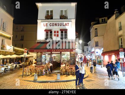 Paris, Frankreich - 31. August 2019: Leute im Café am Montmartre bei Nacht. Stockfoto