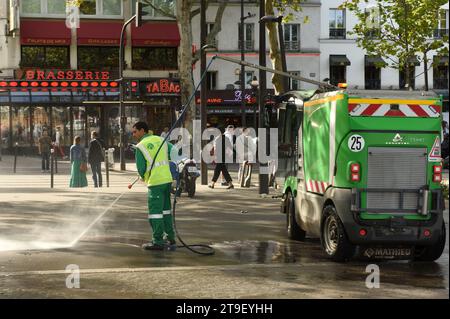 Paris, Frankreich - 2. September 2019: Ein Stadtarbeiter wäscht den Bürgersteig in Paris. Stockfoto