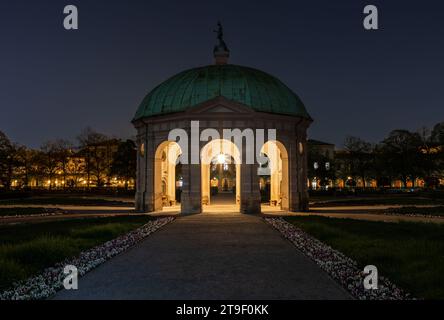 Diana-Tempel im Münchner Hofgarten bei Nacht Stockfoto