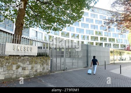 Paris, Frankreich - 30. August 2019: Menschen in der Nähe des UNESCO-Hauptgebäudes in Paris, Frankreich. Stockfoto