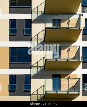 Eigentumswohnung, Wohnblock, Apartments, Gebäude mit Glasbalkonen in Sonnenlicht Stockfoto