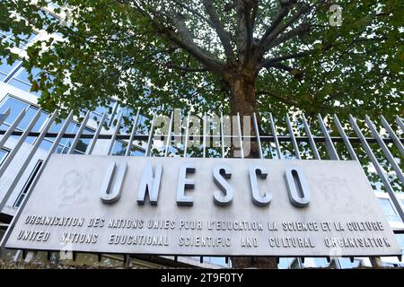 Paris, Frankreich - 30. August 2019: Das Logo der UNESCO auf dem Hauptgebäude in Paris, Frankreich. Stockfoto