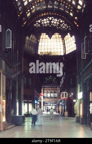 Budapest, Paris-Passage (Pariser Hof) vor der Sanierung, Henrik Schmahl 1909-1913 // Budapest, Parisi Udvar vor der Renovierung, Henrik Schmahl 1909-191 Stockfoto